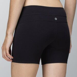 Lululemon Reverse Groove Short (Regular) Black Luon Mid-Rise Biker Size 6